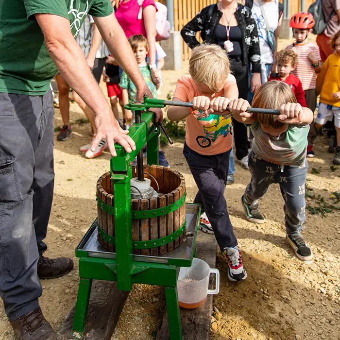 children juicing apples
