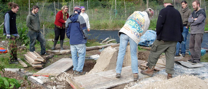 https://brightonpermaculture.org.uk/wp-content/uploads/courses/rammedearth/slideshow/rammedearth03.jpg