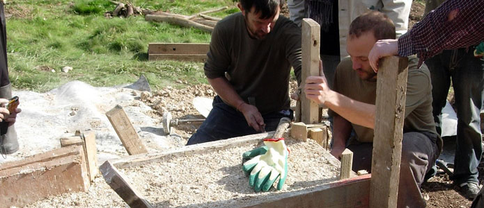 https://brightonpermaculture.org.uk/wp-content/uploads/courses/rammedearth/slideshow/rammedearth06.jpg