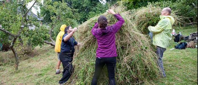 https://brightonpermaculture.org.uk/wp-content/uploads/courses/scything/slideshow/scything06a.jpg