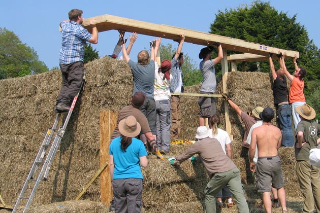 Building with straw bales