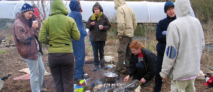 https://brightonpermaculture.org.uk/wp-content/uploads/volunteer/volunteer02.jpg