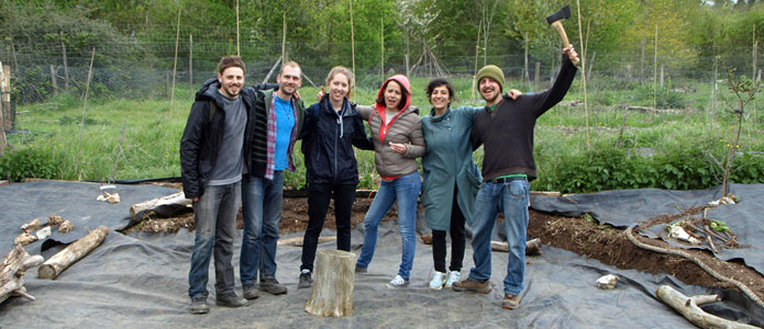 https://brightonpermaculture.org.uk/wp-content/uploads/volunteer/volunteer03.jpg